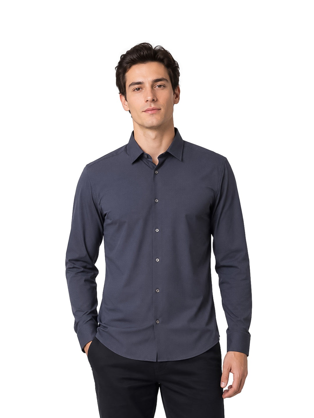 Hombre vistiendo una camisa de color gris oscuro de manga larga y cuello.