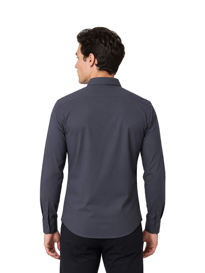 Hombre vistiendo una camisa de color gris oscuro de manga larga y cuello.