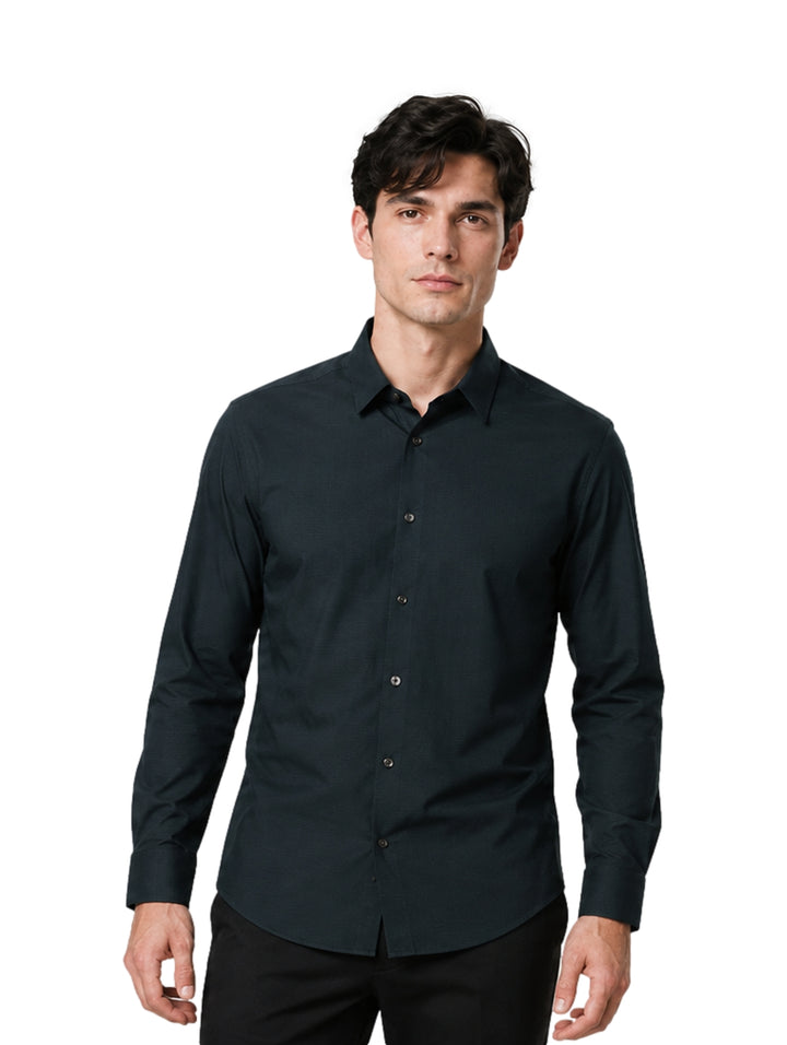 Hombre vistiendo una camisa BRATTO color oxford de manga larga y botones.