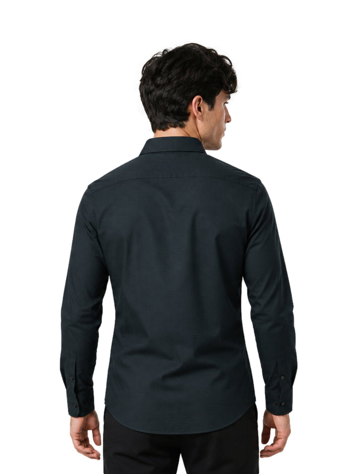 Hombre vistiendo una camisa BRATTO color oxford de manga larga y botones.