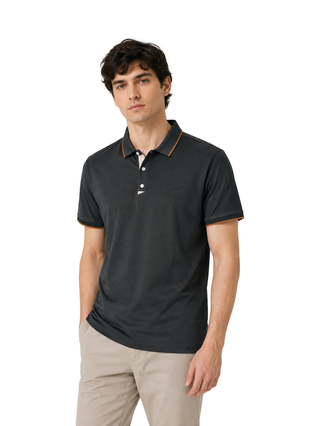 Hombre vistiendo playera polo color gris oscuro con detalles en naranja en el cuello y bordes de las mangas.