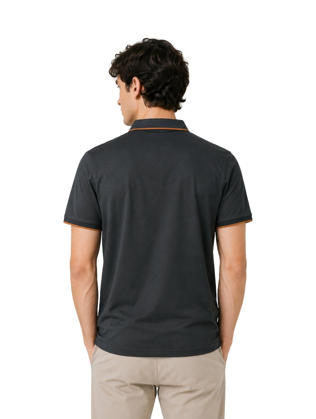 Hombre vistiendo playera polo color gris oscuro con detalles en naranja en el cuello y bordes de las mangas.