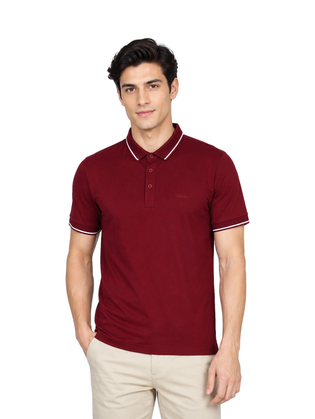 Hombre vistiendo playera polo color tinto con detalles blancos en el cuello y los bordes de las mangas.