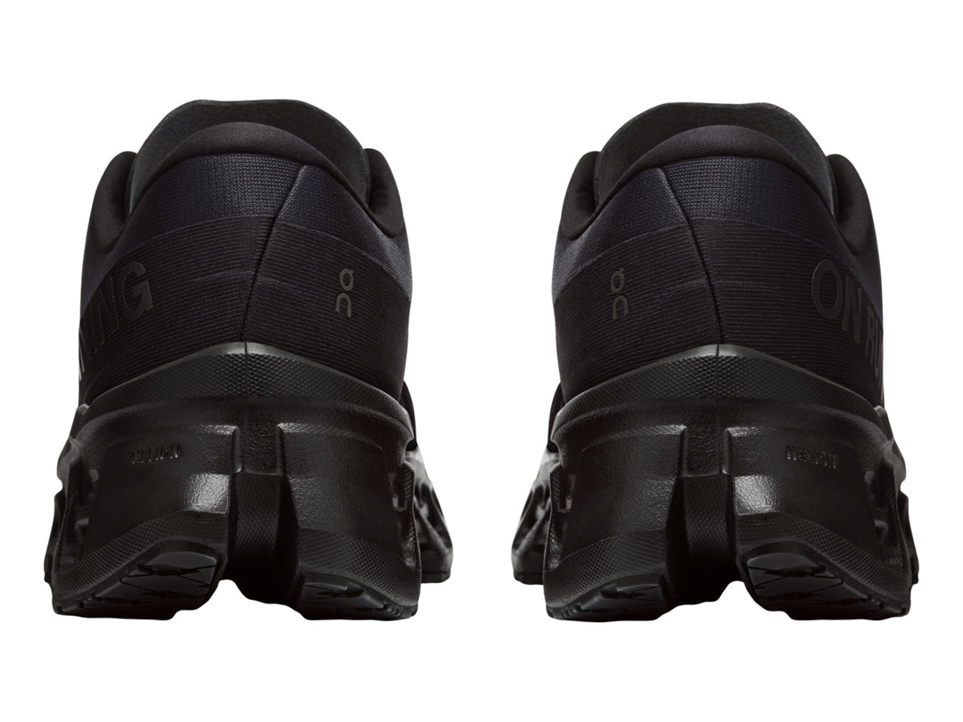 Tenis deportivos On Cloudmonster 3 color negro con suela de amortiguación característica.