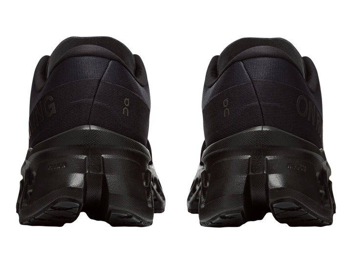 Tenis deportivos On Cloudmonster 3 color negro con suela de amortiguación característica.
