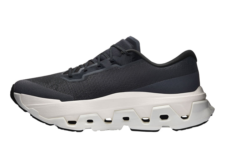 Tenis deportivos On Cloudmonster Hyper color negro con suela gruesa en tono marfil.