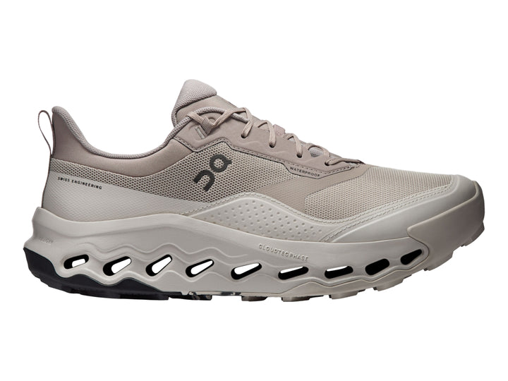 Tenis deportivos On Cloud color beige con suela amortiguada y diseño moderno.