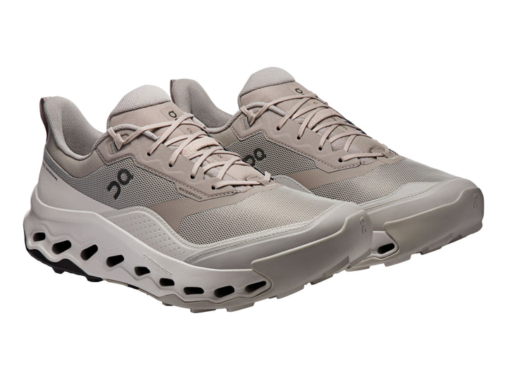 Tenis deportivos On Cloud color beige con suela amortiguada y diseño moderno.