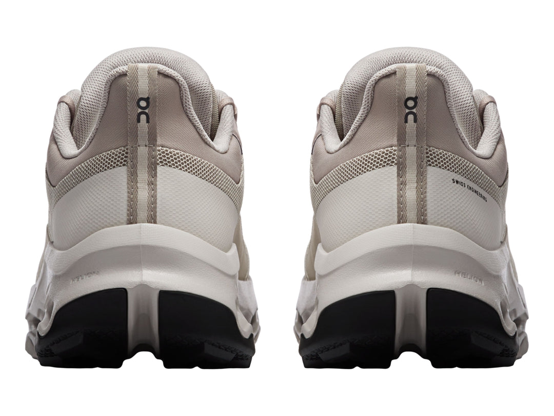 Tenis deportivos On Cloud color beige con suela amortiguada y diseño moderno.