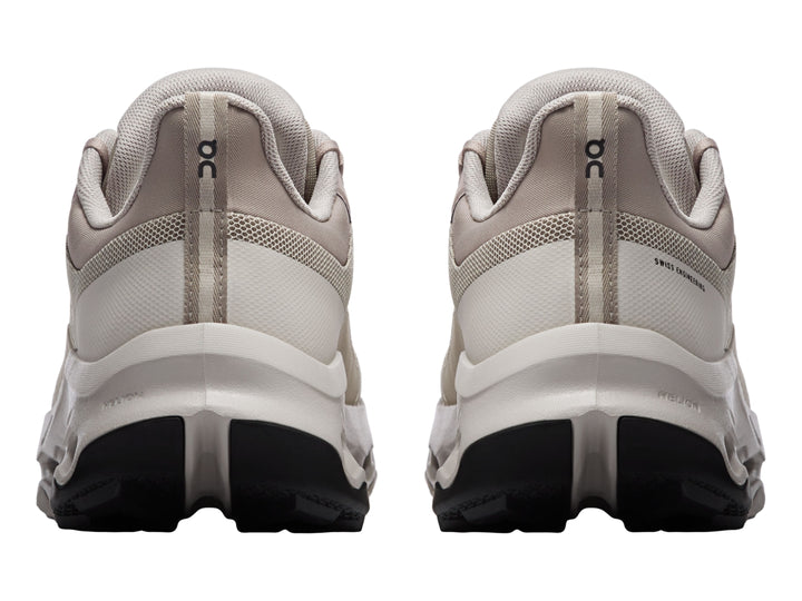 Tenis deportivos On Cloud color beige con suela amortiguada y diseño moderno.