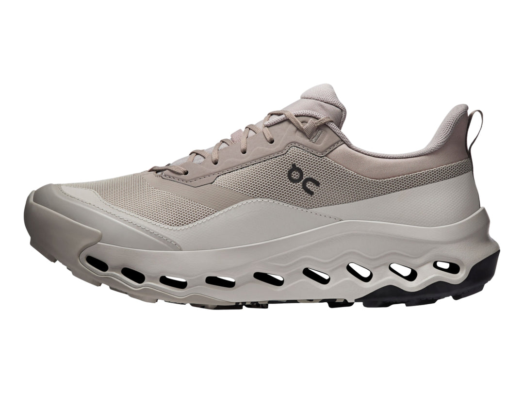 Tenis deportivos On Cloud color beige con suela amortiguada y diseño moderno.
