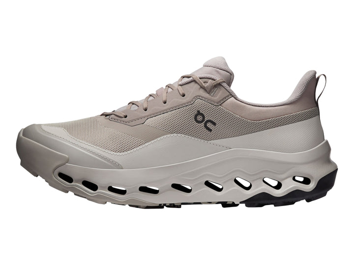 Tenis deportivos On Cloud color beige con suela amortiguada y diseño moderno.