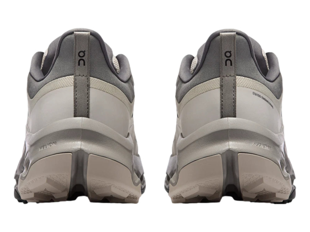 Tenis deportivos On Cloud en color pearl y fog con suela tecnológica perforada y malla transpirable.