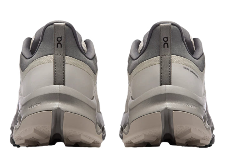 Tenis deportivos On Cloud en color pearl y fog con suela tecnológica perforada y malla transpirable.