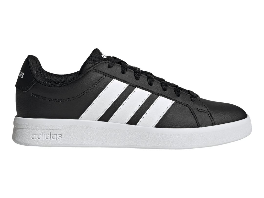 Tenis Adidas Grand Court Base 3.0 color negro con tres franjas blancas y suela blanca.
