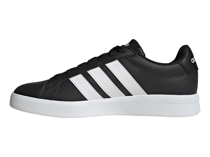 Tenis Adidas Grand Court Base 3.0 color negro con tres franjas blancas y suela blanca.