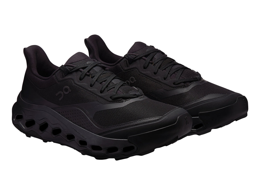 Tenis deportivos On Cloud color negro con suela de celdas huecas y parte superior de malla.