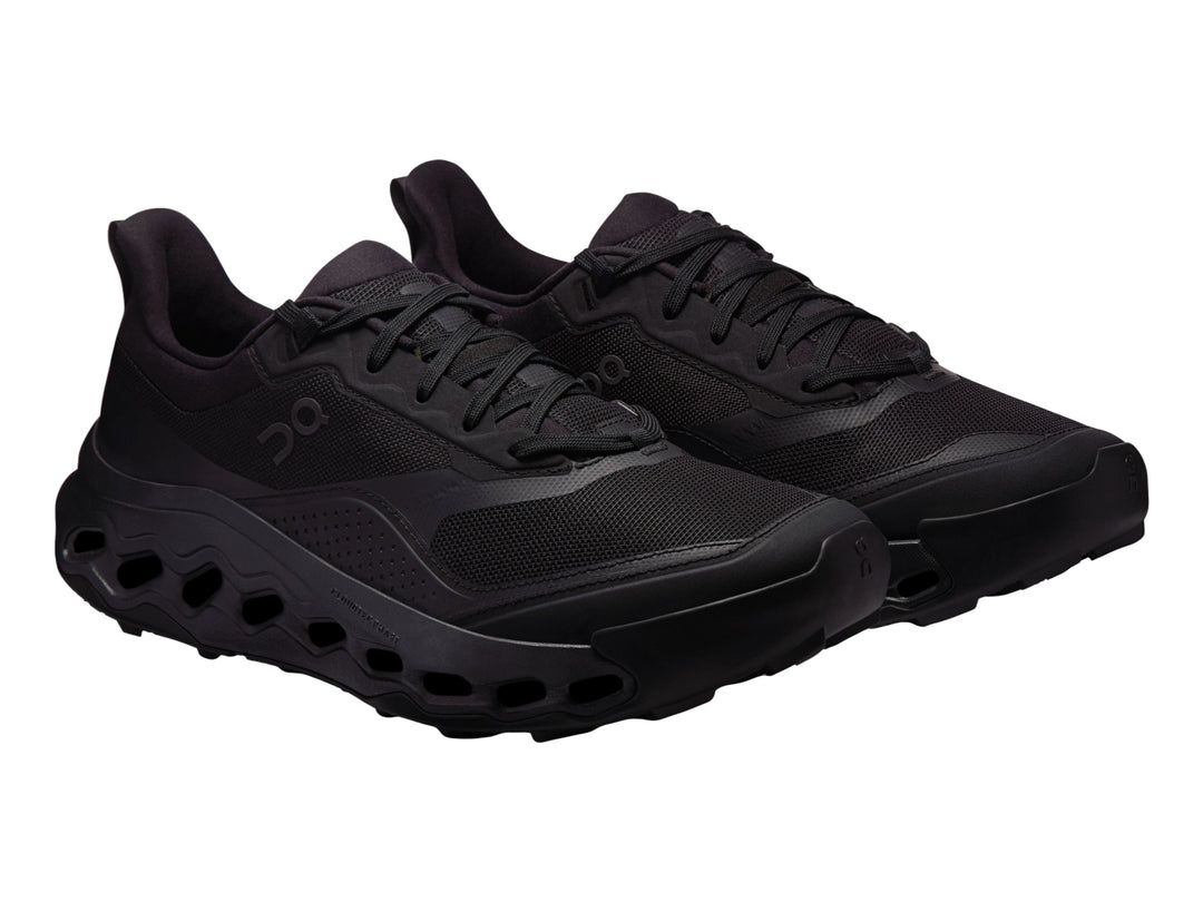 Tenis deportivos On Cloud color negro con suela de celdas huecas y parte superior de malla.