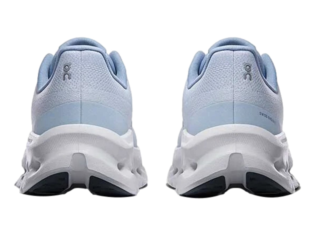 Tenis deportivos On Cloud color azul claro con suela blanca ancha y diseño moderno.