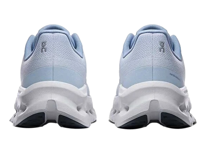 Tenis deportivos On Cloud color azul claro con suela blanca ancha y diseño moderno.