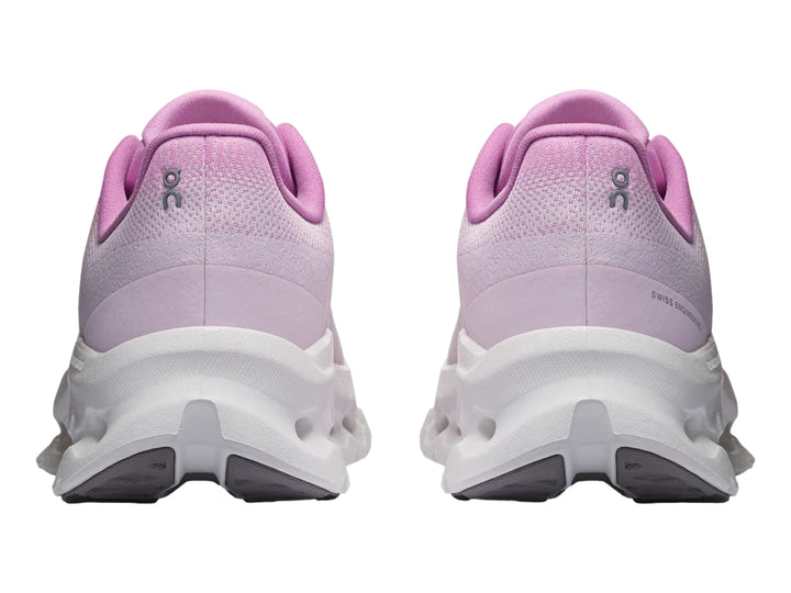 Tenis deportivos On Cloud en color rosa sakura con suela blanca amortiguada.