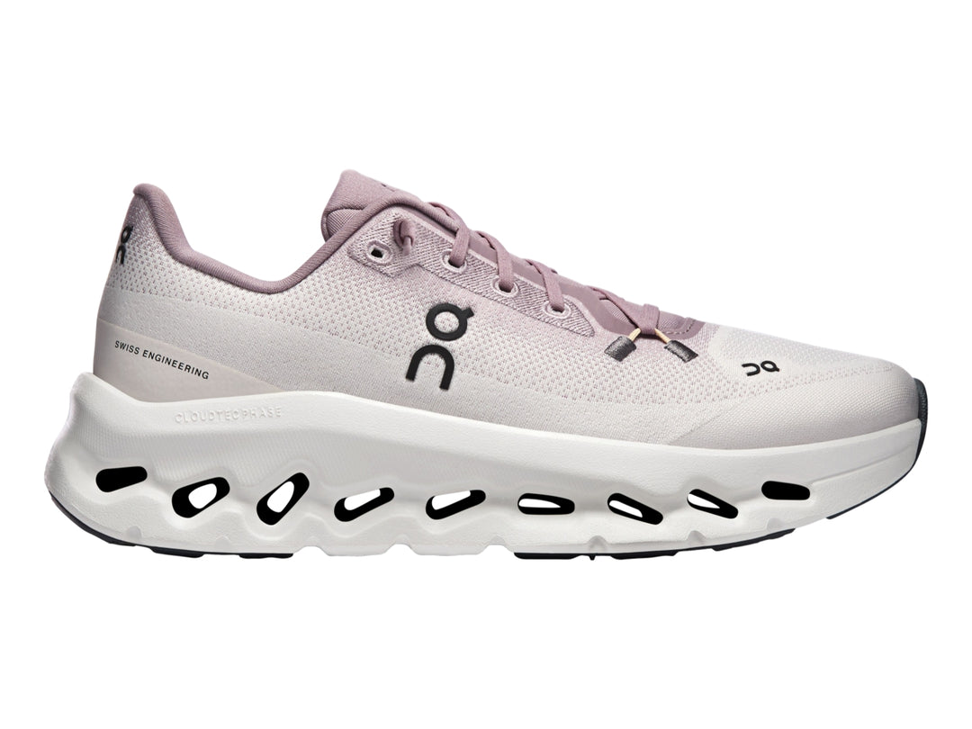 Tenis deportivos On Cloud color lila con suela blanca ancha y diseño ergonómico.