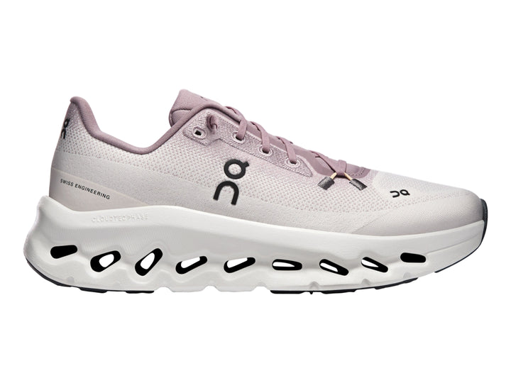 Tenis deportivos On Cloud color lila con suela blanca ancha y diseño ergonómico.