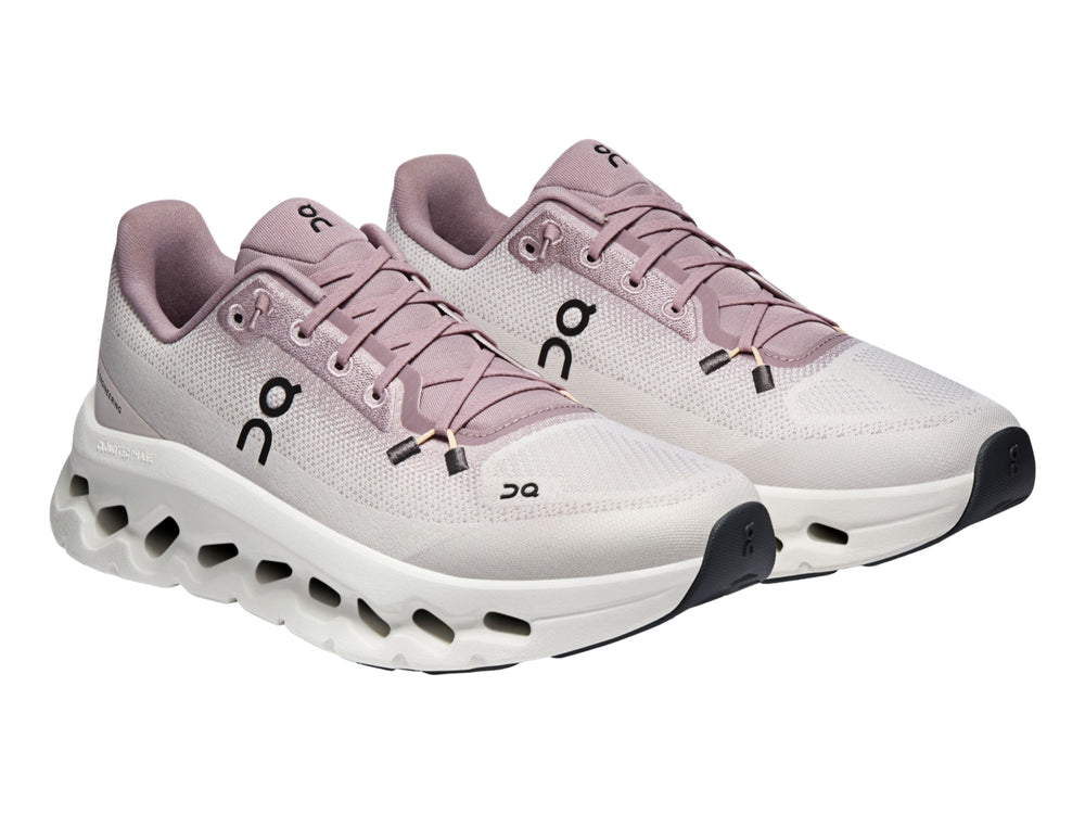 Tenis deportivos On Cloud color lila con suela blanca ancha y diseño ergonómico.