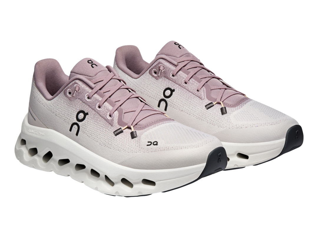 Tenis deportivos On Cloud color lila con suela blanca ancha y diseño ergonómico.