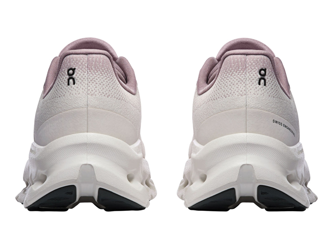 Tenis deportivos On Cloud color lila con suela blanca ancha y diseño ergonómico.