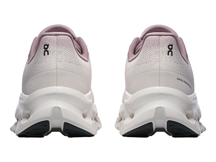 Tenis deportivos On Cloud color lila con suela blanca ancha y diseño ergonómico.
