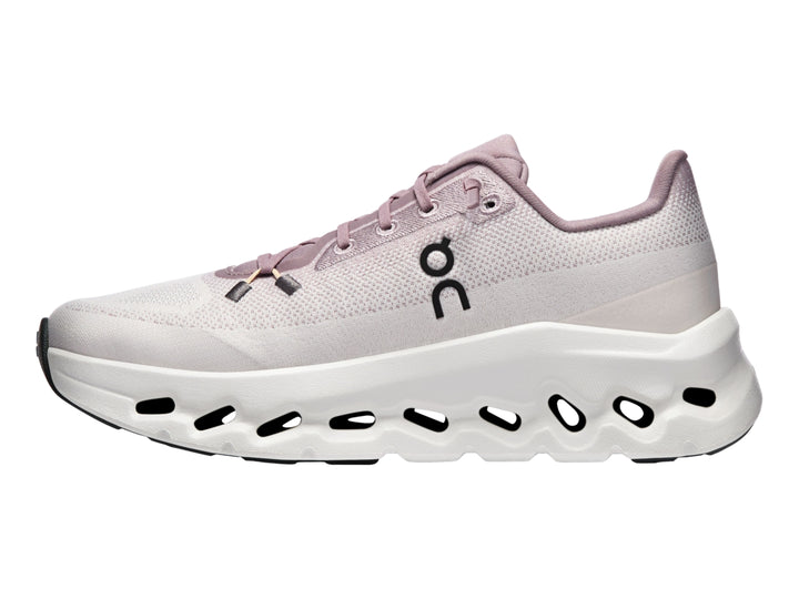 Tenis deportivos On Cloud color lila con suela blanca ancha y diseño ergonómico.