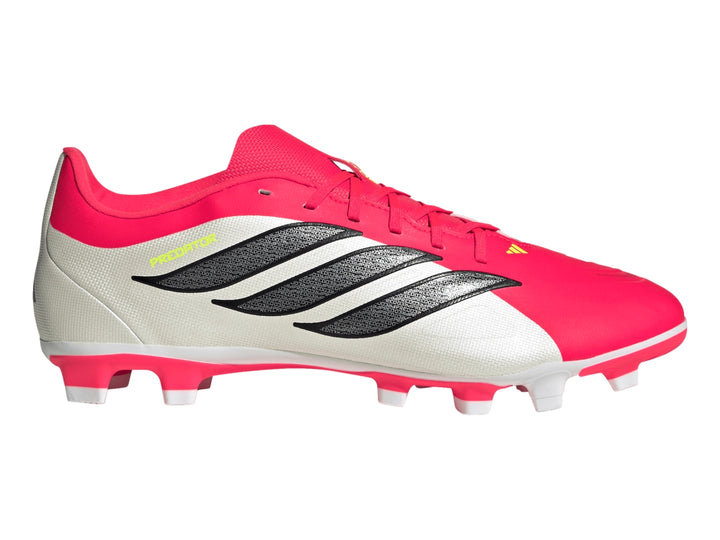 Zapato de fútbol Adidas Predator en colores blanco y rosa con tres franjas negras laterales y tacos blancos.