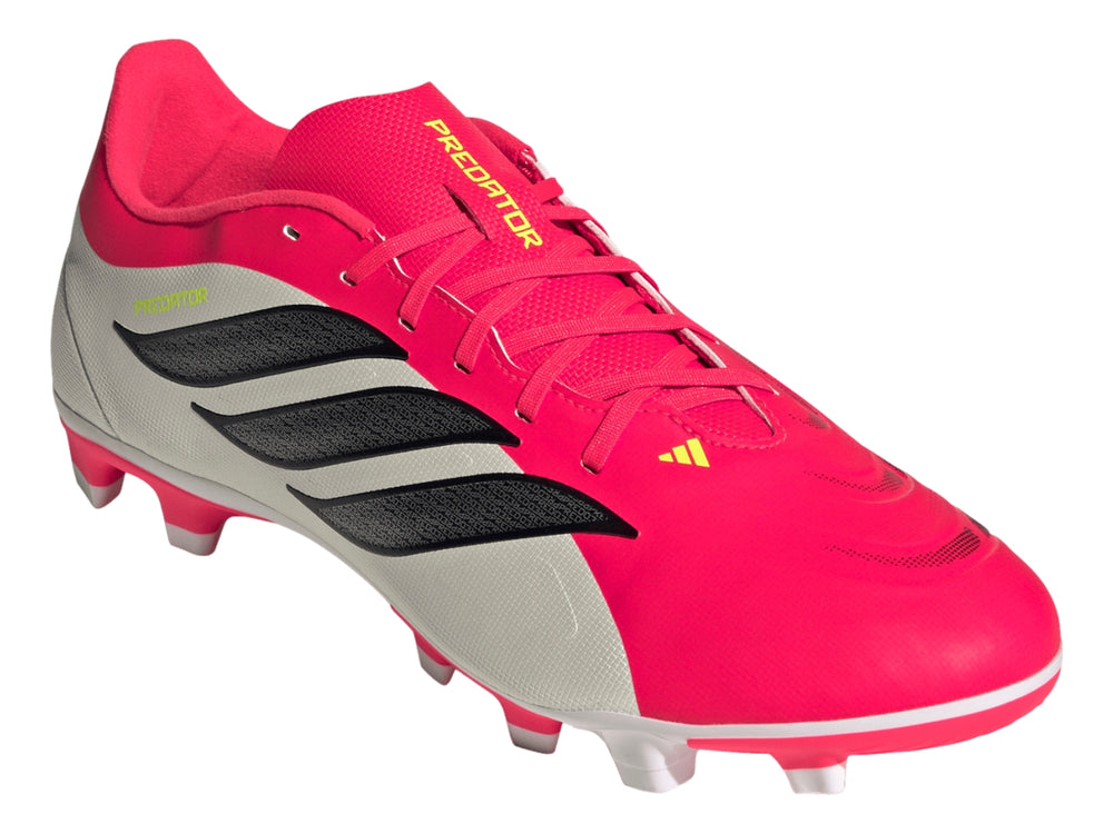 Zapato de fútbol Adidas Predator en colores blanco y rosa con tres franjas negras laterales y tacos blancos.