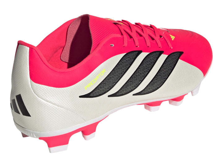 Zapato de fútbol Adidas Predator en colores blanco y rosa con tres franjas negras laterales y tacos blancos.
