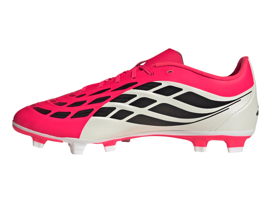 Zapato de fútbol Adidas Predator en colores blanco y rosa con tres franjas negras laterales y tacos blancos.