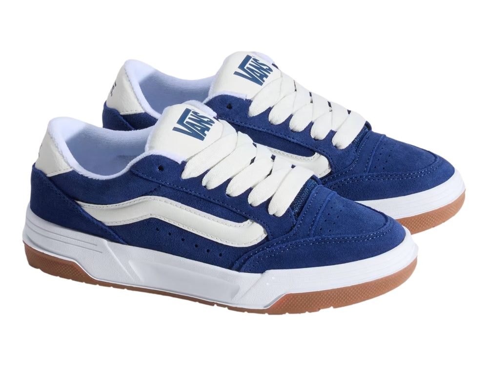 Tenis VANS color azul con franja lateral blanca y suela de goma color café.