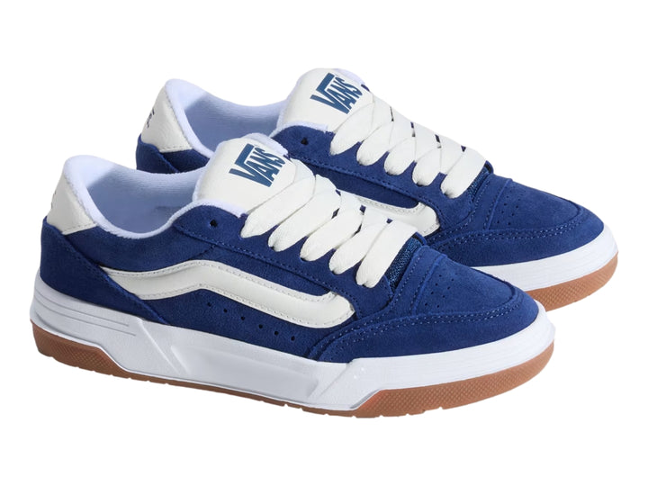 Tenis VANS color azul con franja lateral blanca y suela de goma color café.