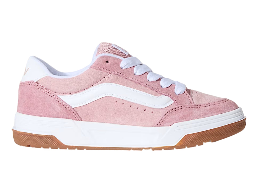 Tenis Vans color rosa con franja lateral blanca, suela intermedia blanca y suela exterior color caramelo.