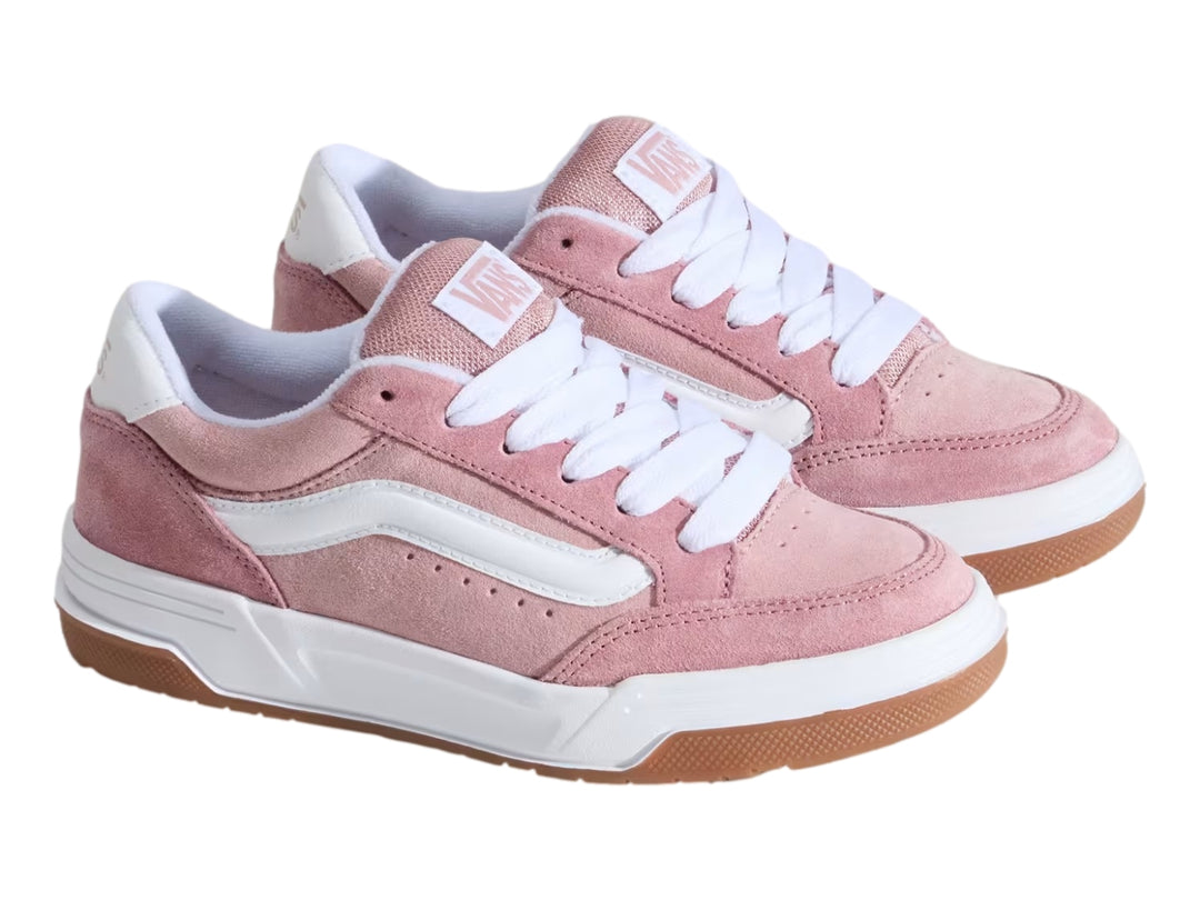 Tenis Vans color rosa con franja lateral blanca, suela intermedia blanca y suela exterior color caramelo.