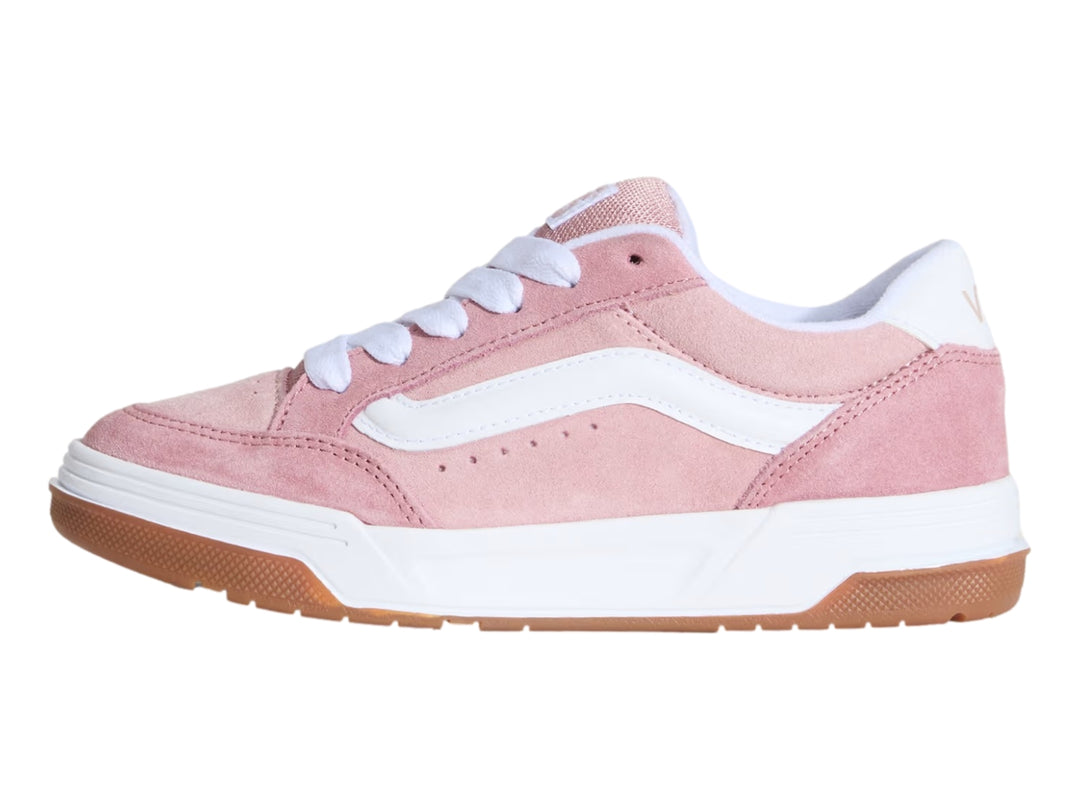Tenis Vans color rosa con franja lateral blanca, suela intermedia blanca y suela exterior color caramelo.