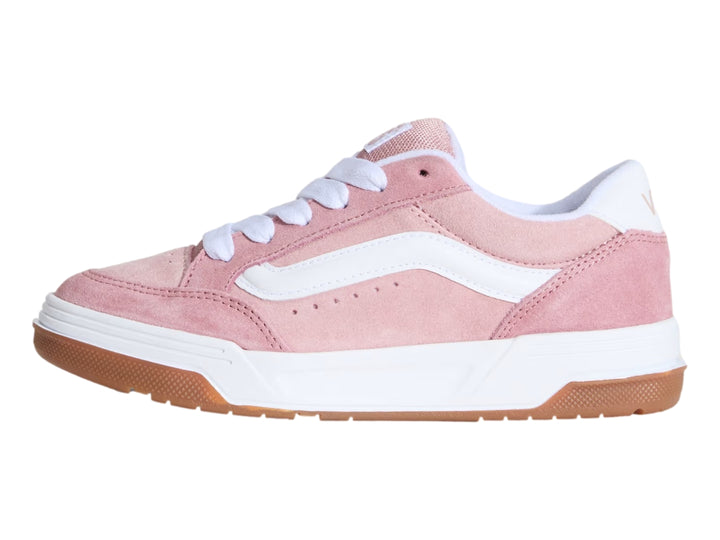 Tenis Vans color rosa con franja lateral blanca, suela intermedia blanca y suela exterior color caramelo.