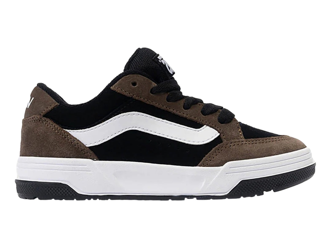 Tenis Vans en colores marrón y negro con la clásica franja lateral blanca y suela blanca.