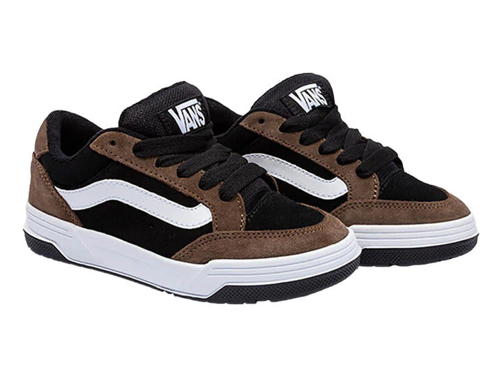 Tenis Vans en colores marrón y negro con la clásica franja lateral blanca y suela blanca.