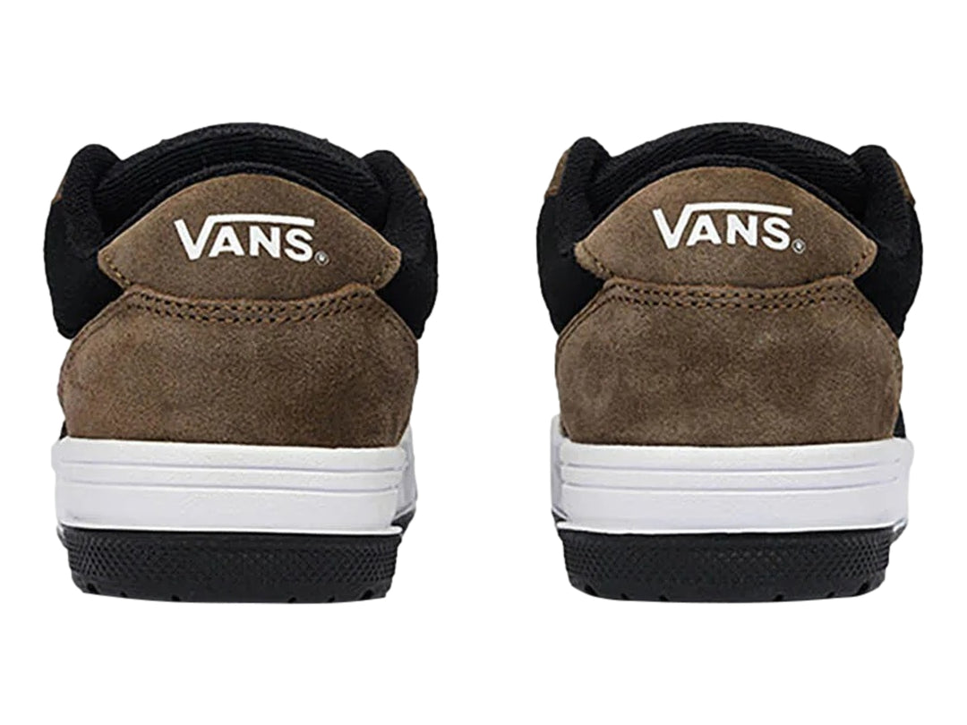 Tenis Vans en colores marrón y negro con la clásica franja lateral blanca y suela blanca.