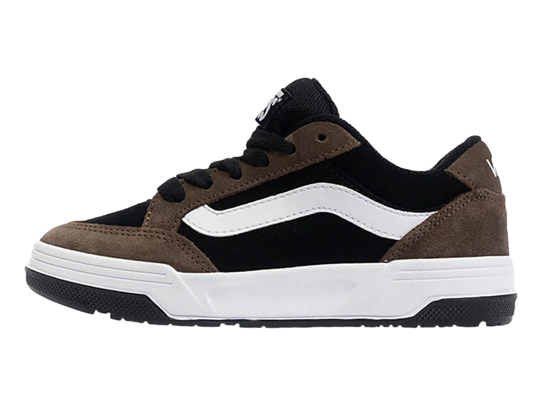 Tenis Vans en colores marrón y negro con la clásica franja lateral blanca y suela blanca.