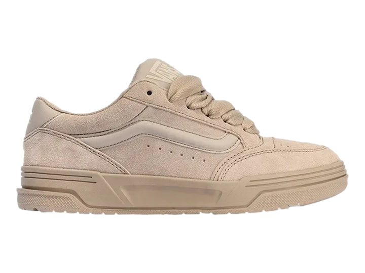 Tenis VANS modelo Hylane en color beige, fabricados en gamuza con suela a juego y cordones beige.