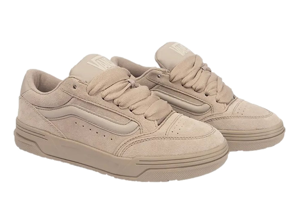Tenis VANS modelo Hylane en color beige, fabricados en gamuza con suela a juego y cordones beige.