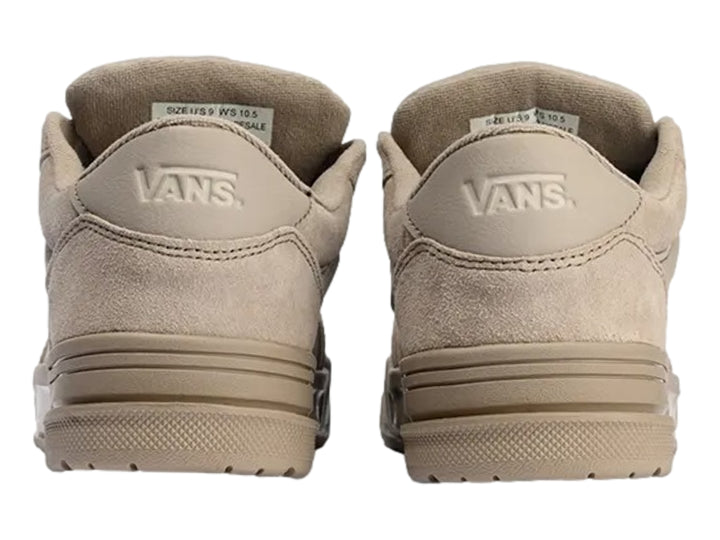 Tenis VANS modelo Hylane en color beige, fabricados en gamuza con suela a juego y cordones beige.