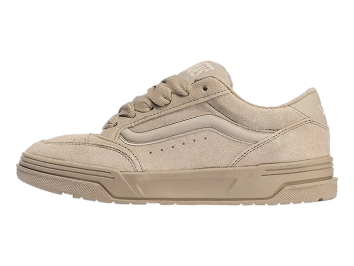 Tenis VANS modelo Hylane en color beige, fabricados en gamuza con suela a juego y cordones beige.